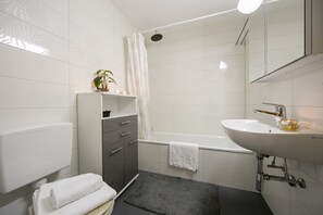 Family Apartment, Multiple Beds (Casa Verbano App. 24) | Bathroom | Bathtub, hair dryer, towels, soap - Casa Verbano App. 24 (Minusio)