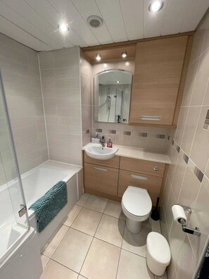 Basic-Apartment, Mehrere Betten | Badezimmer | Haartrockner, Handtücher, Seife, Shampoo