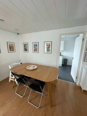 Basic Apartment, Multiple Beds | Dining - 2BD Flat With Views of Canary Wharf - Rotherhithe (London)