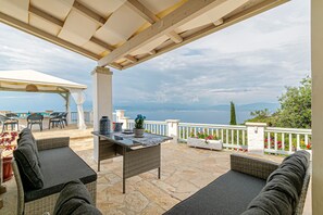 Villa, 3 chambres, accessible aux personnes à mobilité réduite, piscine privée | Restauration extérieure