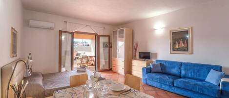 Appartamento, camere multiple, balcone | Area soggiorno