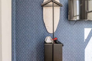 Interior - City Relay - Philbeach Gardens, Room 101 (London)