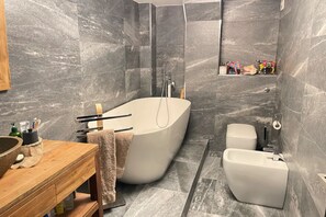 Basic-Apartment, 1 Doppelbett | Badezimmer | Handtücher, Seife, Shampoo, Toilettenpapier