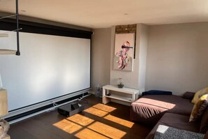 Apartamento básico, 1 cama doble | 1 dormitorio, espacio para trabajar con un portátil, ropa de cama