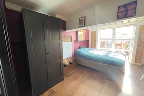 Apartamento básico, 1 cama doble | 1 dormitorio, espacio para trabajar con un portátil, ropa de cama