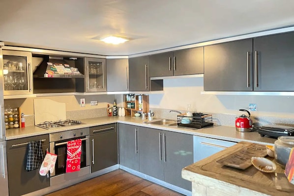 Basic Apartment, 1 Double Bed | Private kitchen | Fridge, oven, stovetop, electric kettle