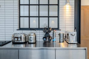 Basic Apartment, Multiple Beds | Private kitchen