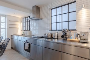 Basic Apartment, Multiple Beds | Private kitchen | Fridge, oven, stovetop, dishwasher