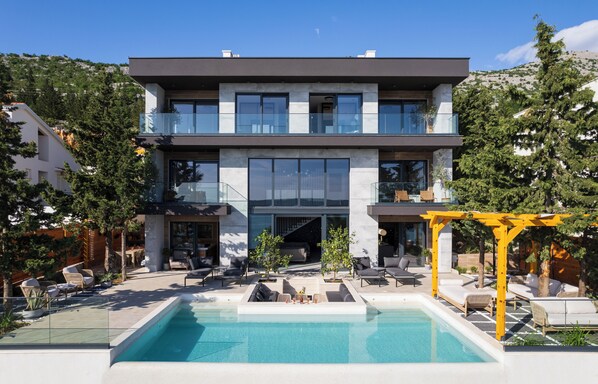 Una piscina al aire libre