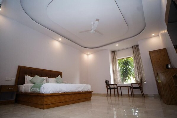 Premier Room | Egyptian cotton sheets, premium bedding, iron/ironing board, bed sheets