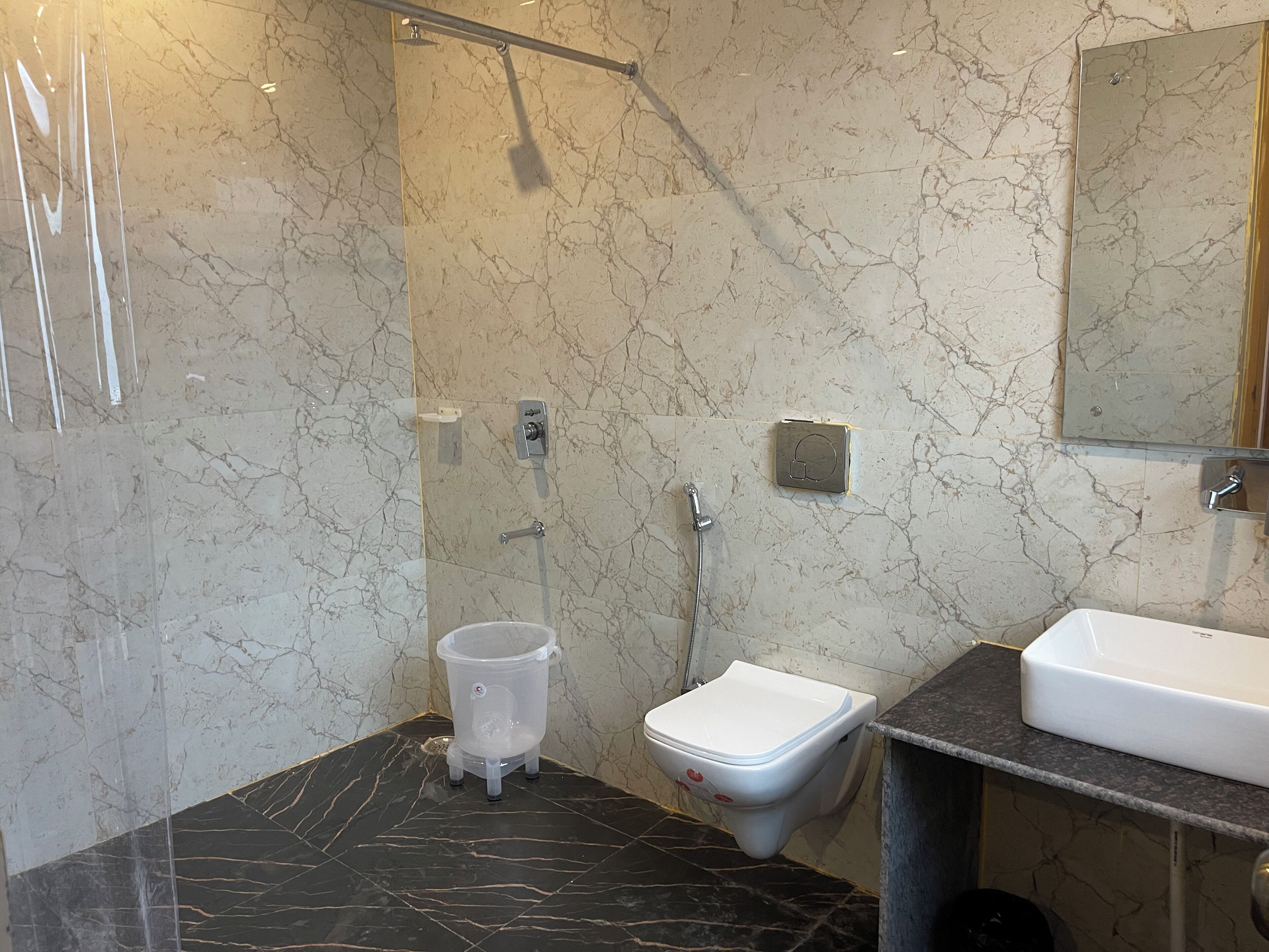 Un baño con ducha, inodoro y lavamanos.