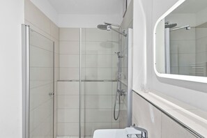Shower, hair dryer, towels, soap - Living in the palace - Optimal location in Dresden (Dresden)
