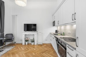 Jääkaappi, uuni, liesi, astianpesukone