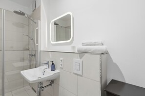 Suihku, hiustenkuivaaja, pyyhkeet, saippua