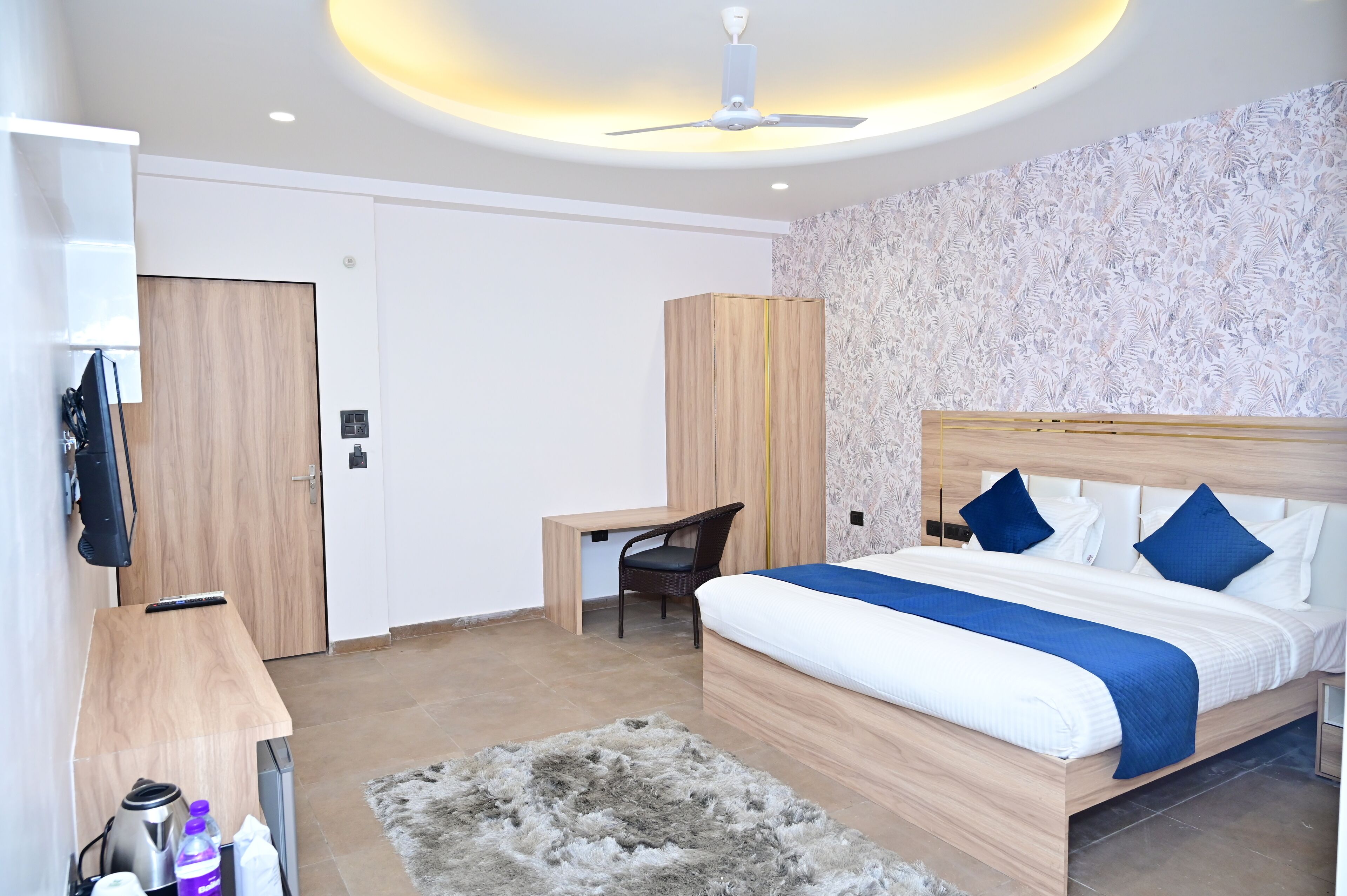 Quarto moderno com cama, escrivaninha e guarda-roupa.