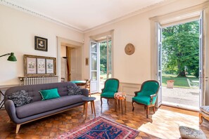 Ping pong, books - Le Parc - Estate with swimming pool in a park (Saint-Cyr-au-Mont-d'Or)