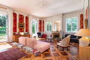 Ping pong, books - Le Parc - Estate with swimming pool in a park (Saint-Cyr-au-Mont-d'Or)