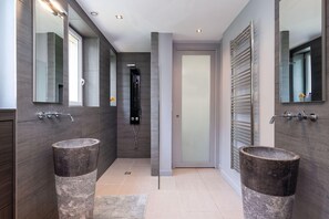 Baignoire, sèche-cheveux, serviettes fournies