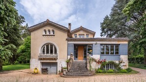 A two-story house with a front porch, a garage, and a garden. - La clarté - wonderful refurbish home with garden and pool (Champagne-au-Mont-d'Or)