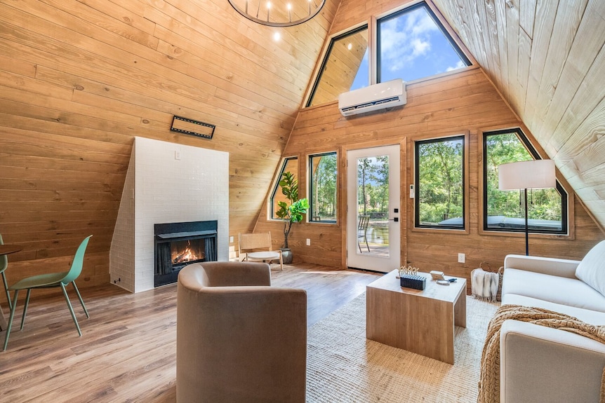 -Hot Tub & Fire Pit- Relaxing, Modern A-frame Cabin Near Rip Van Winkle Gardens - Lake Peigneur, LA