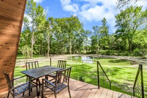 Outdoor dining - -Hot Tub & Fire Pit- Relaxing, Modern A-Frame Cabin near Rip Van Winkle Gardens (New Iberia)
