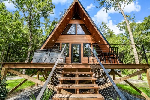 -Hot Tub & Fire Pit- Relaxing, Modern A-Frame Cabin near Rip Van Winkle Gardens