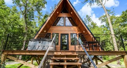 -Hot Tub & Fire Pit- Relaxing, Modern A-Frame Cabin near Rip Van Winkle Gardens