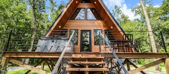 -Hot Tub & Fire Pit- Relaxing, Modern A-Frame Cabin near Rip Van Winkle Gardens