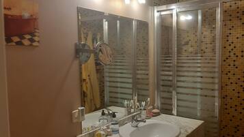 Douche, sĂšche-cheveux, serviettes fournies, papier toilette