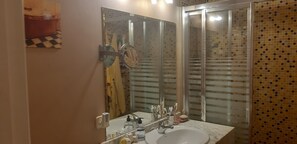 Een douche, een haardroger, handdoeken, toiletpapier