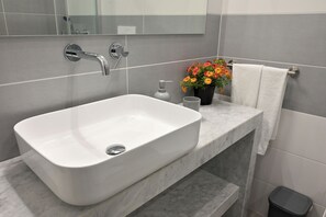 Dusch, hårtork, bidé och tvål