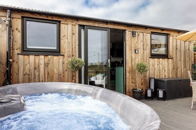 Willows Rest - 1 Bed Shepherd's Hut - Pentlepoir