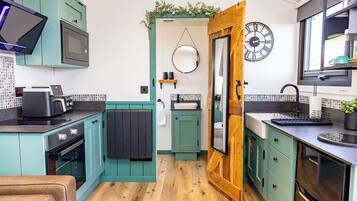 Full-size fridge, microwave, oven, stovetop