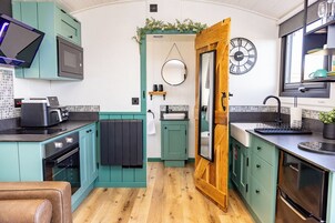 大冰箱、微波炉、烤箱、炉灶