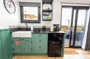 大冰箱、微波炉、烤箱、炉灶