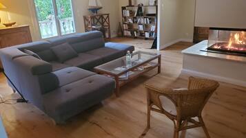 Een open haard, een tafeltennistafel, boeken en een stereo