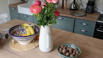 Een koelkast, een microgolfoven, een oven, een kookplaat