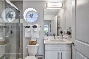 Ensemble douche/baignoire, sèche-cheveux, serviettes fournies