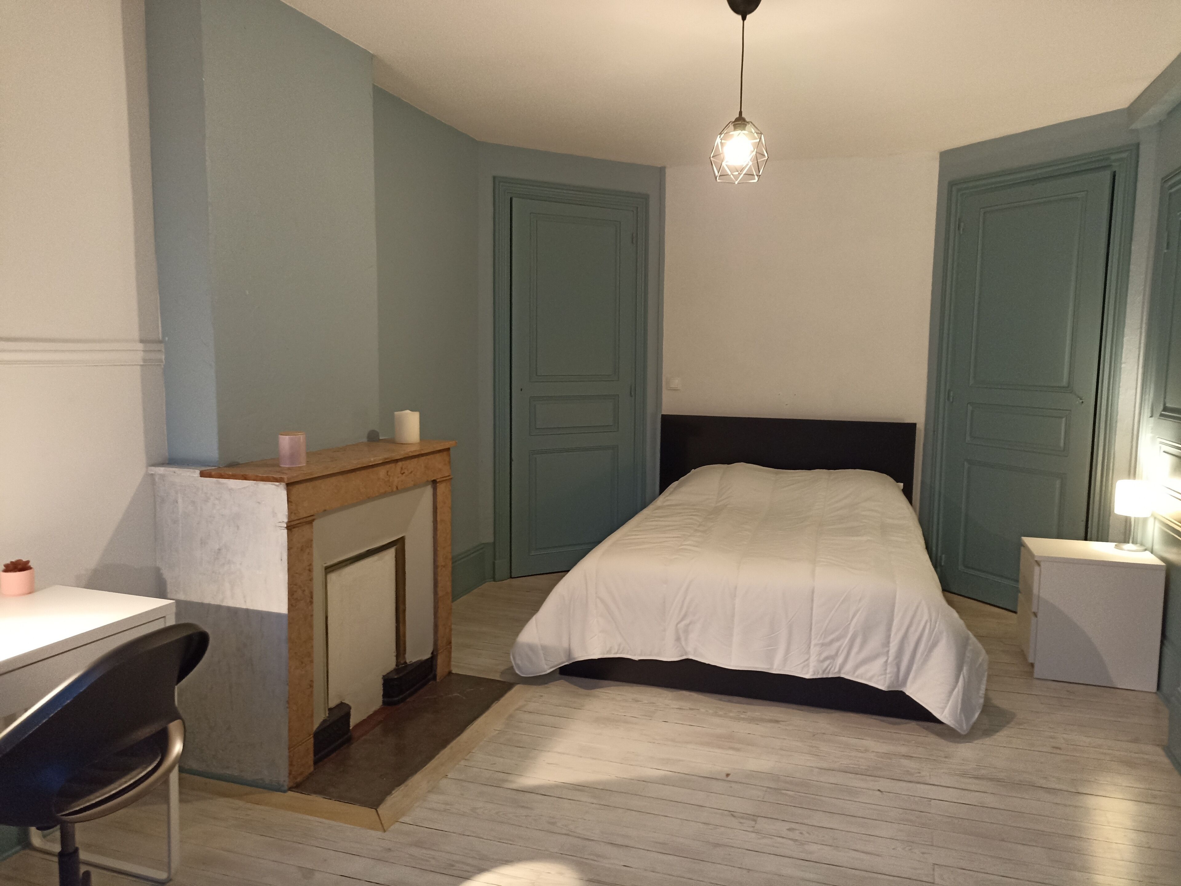 5 habitaciones, escritorio y tabla de planchar con plancha 