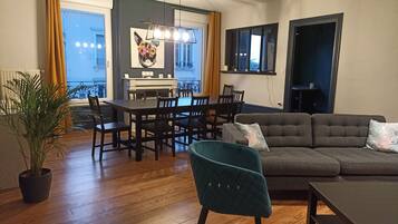 TV connectée, livres, écrans d'ordinateur