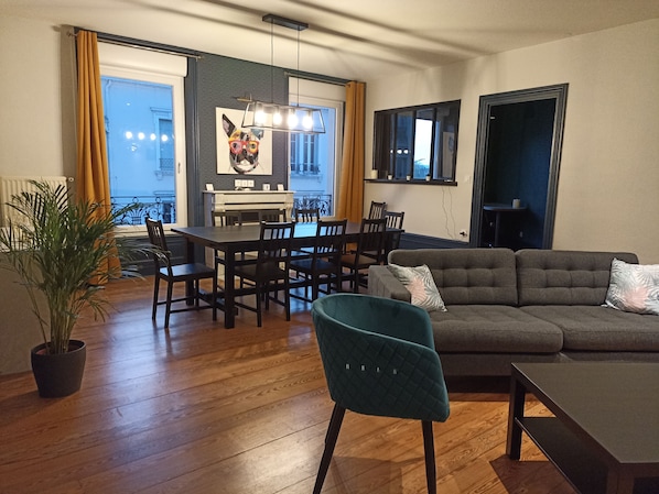 TV connectée, livres, écrans d'ordinateur