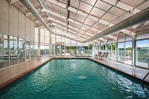 Innendørsbasseng og et oppvarmet basseng