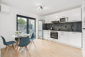 Studio, Kitchen | Private kitchen | Microwave, cookware/dishes/utensils - Studios Krośnieńska by Renters (Poznan)