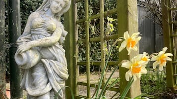 Bungalow, 3 Bedrooms, Terrace, Garden View | Property grounds