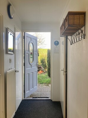 Property entrance - Spacious 6-person Holiday Home Dijkrose Close to the Lauwersmeer (Anjum)