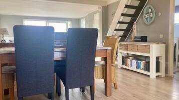 Bungalow, 3 Bedrooms, Terrace, Garden View | Dining room