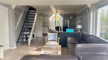 Bungalow, 3 Bedrooms, Terrace, Garden View | Living room