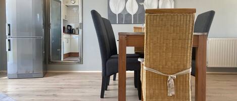 Bungalow, 3 Bedrooms, Terrace, Garden View | Dining room