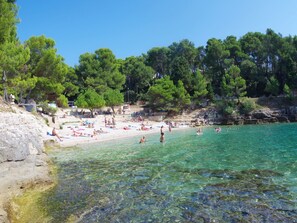 Una spiaggia nelle vicinanze