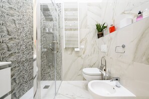 Dusche, Haartrockner, Bidet, Handtücher